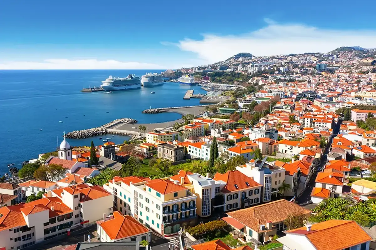 Traghetto e porto sulla rotta Funchal–Porto Santo