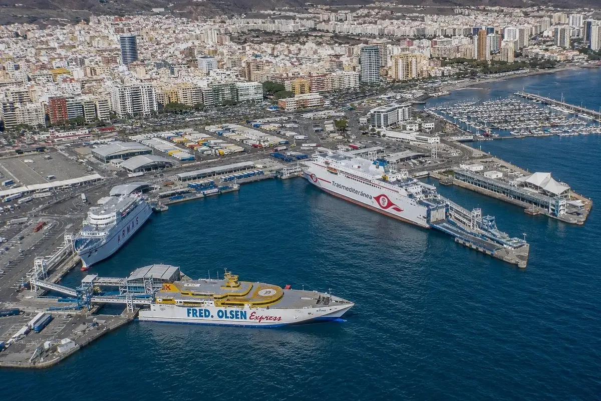 Informazioni locali: porto e collegamenti in traghetto