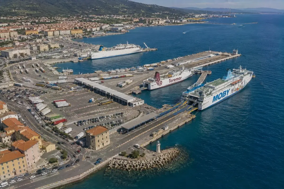 Porto dei traghetti di Piombino
